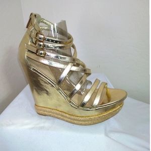 SHOE DAZZLE ISSA Gold platforms